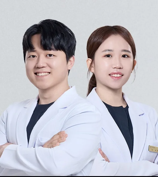 시티오부부한의원 원장 두 사람이 흰 가운을 입고 나란히 선 모습. 왼쪽이 박정연 원장, 오른쪽이 손효명 원장.